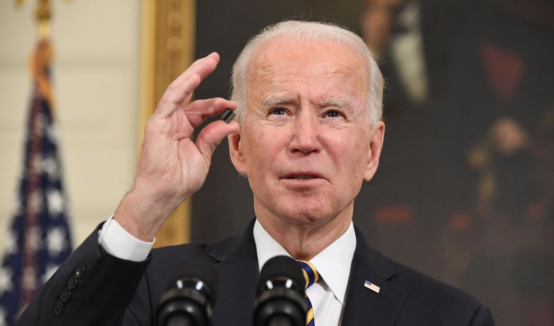 USA: s president Joe Biden håller upp ett mikrochip när han talar innan undertecknandet av ett presidentdekret om att säkra kritiska logistikkedjor; Vita huset i Washington DC, 24 februari 2021. 
Saul Loeb/AFP via Getty Images