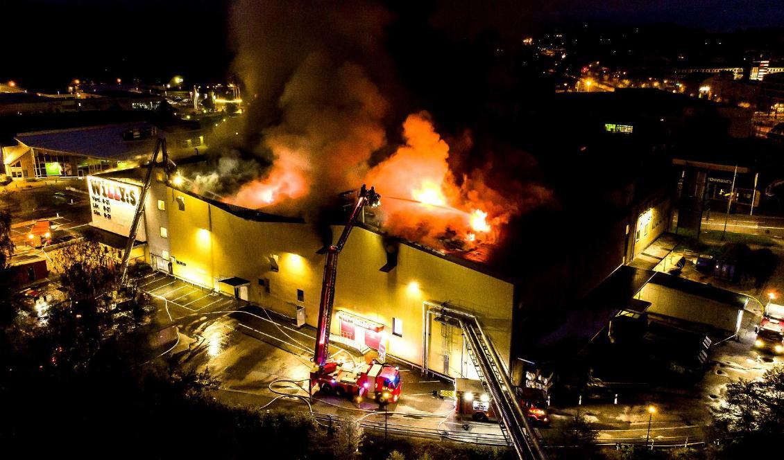 Det har under natten brunnit kraftigt i Willys livsmedelsbutik i Borås. Foto: Johan Valkonen/TT