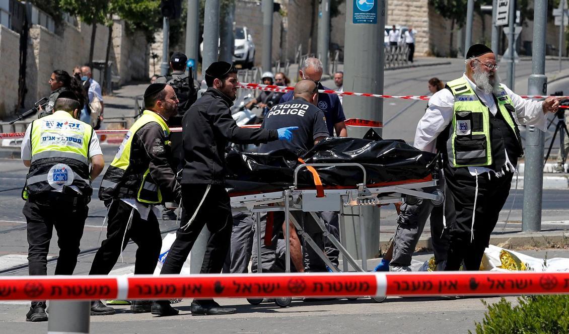 
Israelisk sjukvårdspersonal för iväg kroppen av en palestinier, som sköts till döds av polis, efter att ha knivhuggit två israeliska män kring området Sheikh Jarrah i östra Jerusalem den 24 maj 2021. Foto: Ahmad Gharabli/AFP via Getty Images                                            