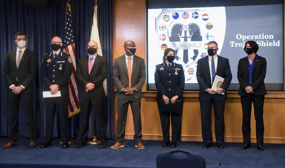 Bild från en presskonferens i tisdags i San Diego, USA, när operation "Trojan Shield" presenterades. Foto: Denis Poroy/AP/TT