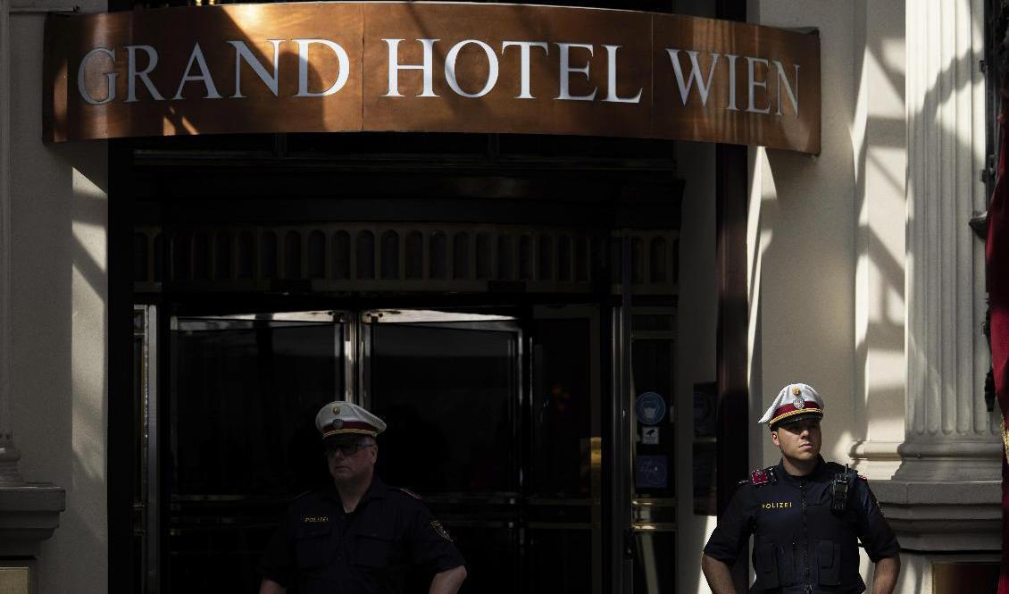 
Poliser vaktar utanför Grand Hotel Wien den 12 juni. Samtal om Irans kärnavtal har pågått i den österrikiska huvudstaden under året. Foto: AP/TT                                            