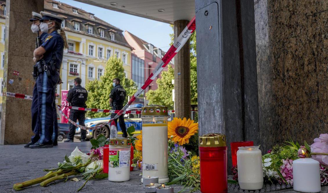 Blommor och tända ljus i centrala Würzburg dagen efter knivdådet. Foto: Michael Probst/AP/TT