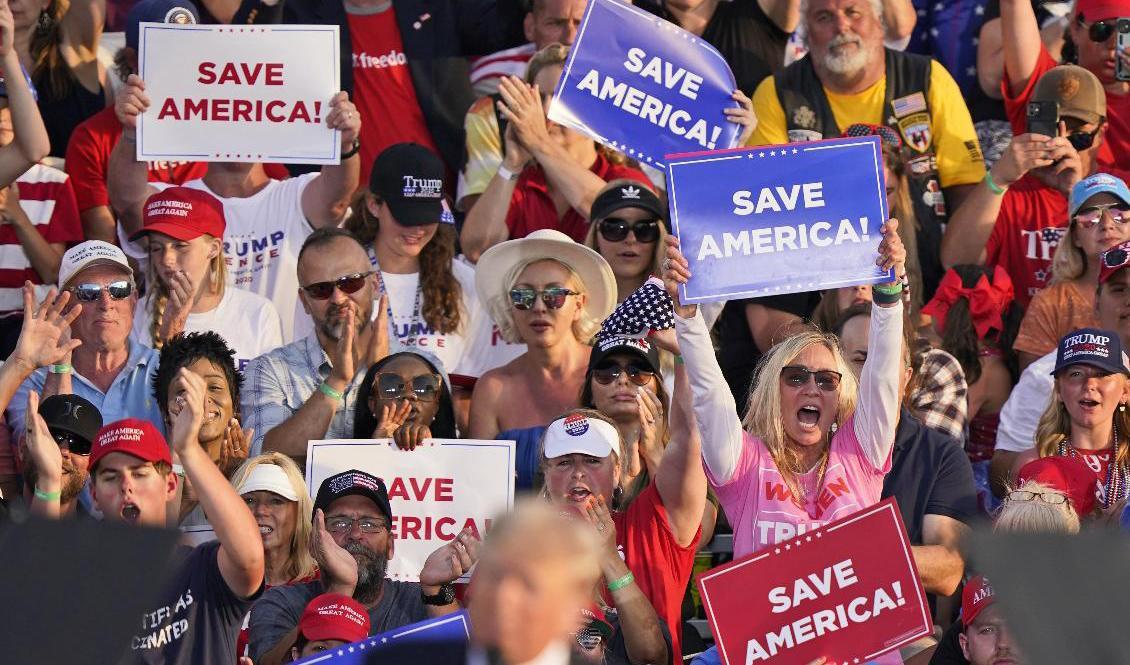 Trumpsupportrar vid kampanjmötet i Wellington, Ohio – en delstat som Trump vann i presidentvalet 2020. Foto:  Tony Dejak/AP7TT