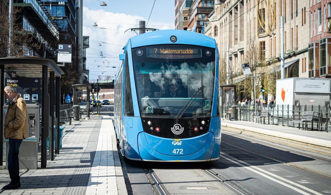 Spårvagn i centrala Stockholm. SL får nu kraftiga böter efter att biljettkontrollanter använt kroppskameror. Foto: Sofia Drevemo