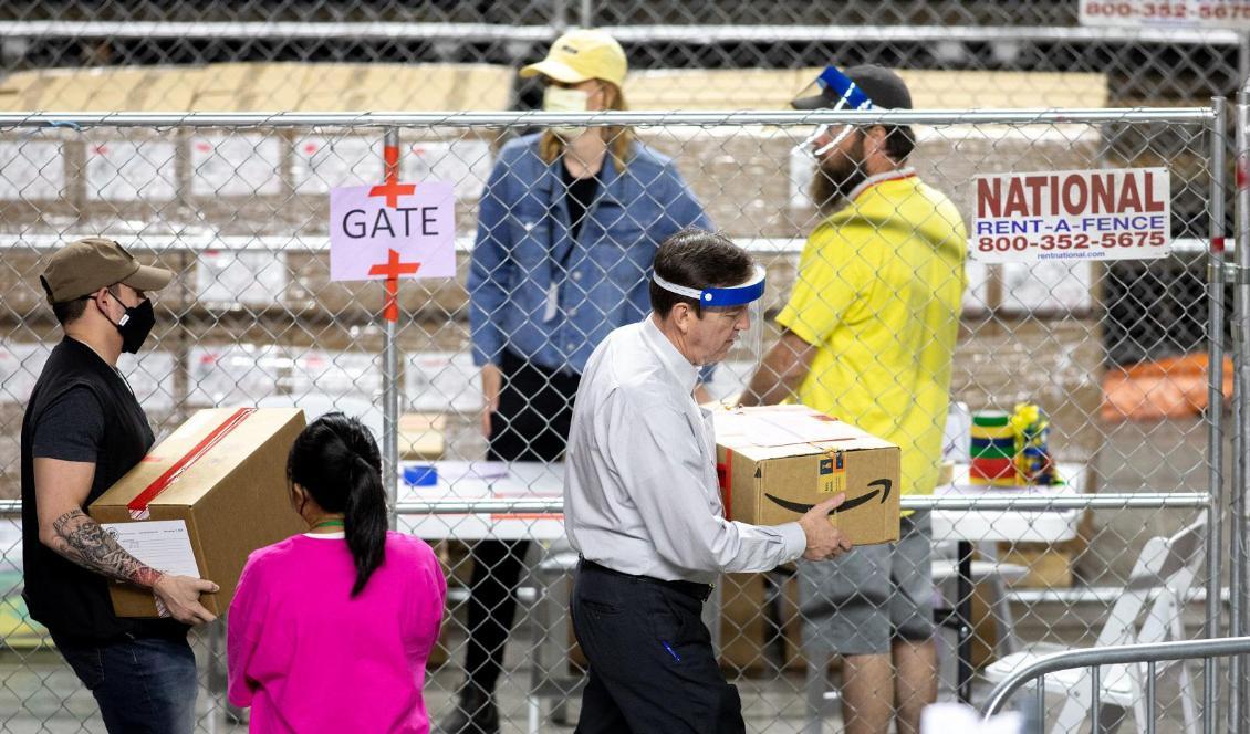 
Arizonas tidigare delstatsminister (till höger) hjälper till att böra röstsedlar från presidentvalet 2020 vid Veterans Memorial Coliseum den 1 maj 2021 i Phoenix i Arizona. Foto: Courtney Pedroza/Getty Images                                            