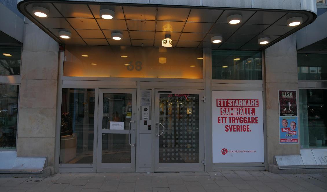 

Socialdemokraterna svek sina väljare då de tvingades kompromissa om den svenska modellen och bedriva borgerlig liberal marknadspolitik. S högkvarter Sveavägen 68. Foto: Bilbo Lantto                                                                                        