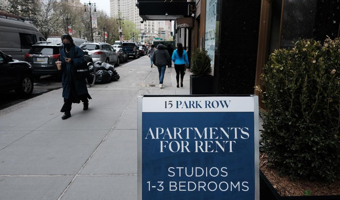 Lediga hyreslägenheter annonseras på nedre Manhattan i New York, den 16 april 2021. Efter en nedgång i hyresnivåerna under pandemin tycks nu hyrorna vara på väg uppåt när allt fler människor återvänder till sina arbeten i städerna. Foto: Spencer Platt/Getty Images