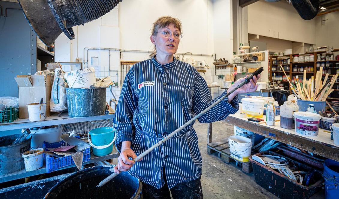Dekormålare Anneli Eriksson vid Dramatens verkstäder. Foto: Sofia Drevemo