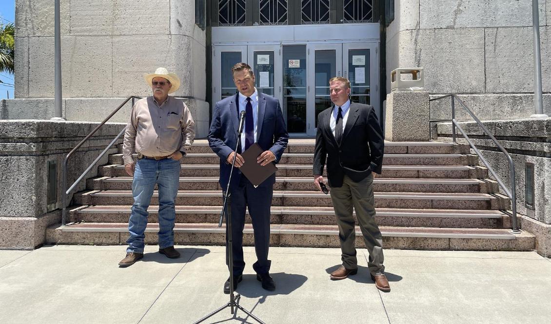 
Sheriffen Brad Coe, före detta delstatsekreteraren i Kansas Kris Kobach, samt juristen Brent Smith berättar om stämningen mot Bidenadministrationen utanför domstolen i Galveston, Texas, den 1 juli 2021. Foto: Charlotte Cuthbertson                                            
