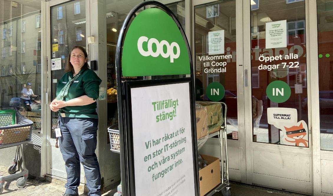 "Vi måste tyvärr hålla stängt", säger säljchef Sofie Nordgren på Coop Gröndal i Stockholm, där hon delar ut gratis frukt, dryck och bullar efter it-attacken. Foto: Lisa Abrahmasson/TT