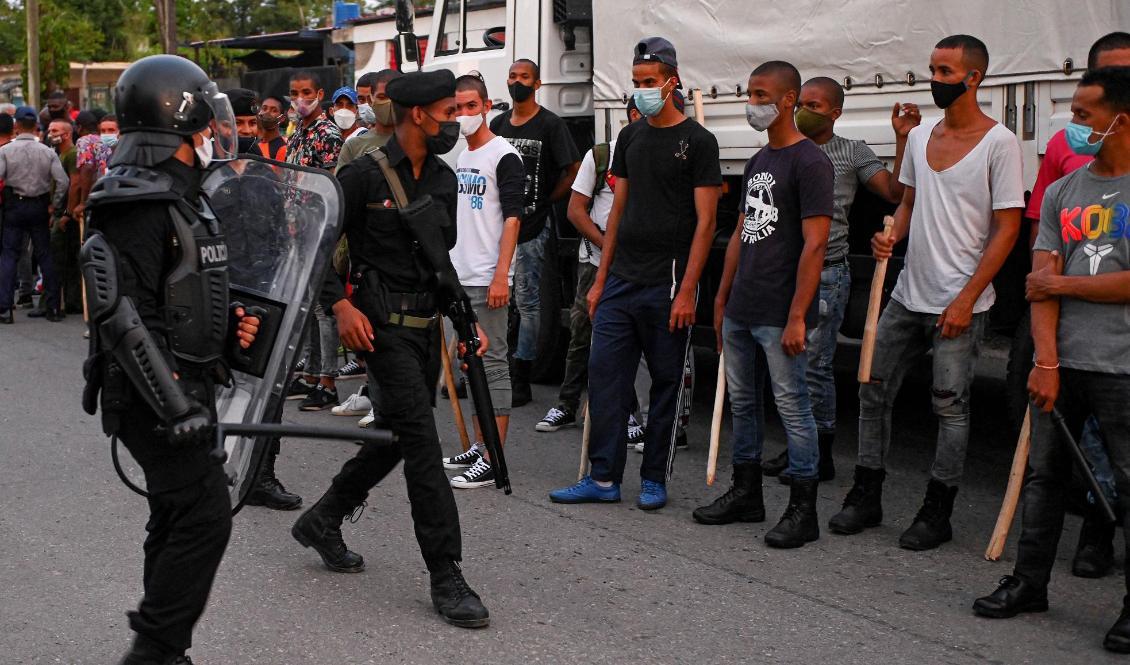 
Kravallpolis på gatorna i Kubas huvudstad Havanna den 12 juli 2021. Foto: Yamil Lage/AFP via Getty Images                                            