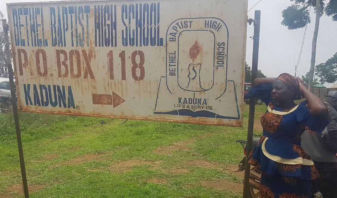 Föräldrar till bortförda barn står vid en skylt vid Bethel Baptist School i Kaduna, där banditer kidnappade över 120 elever den 5 juli 2021. Foto: Kehinde Gbenga/AFP via Getty Images