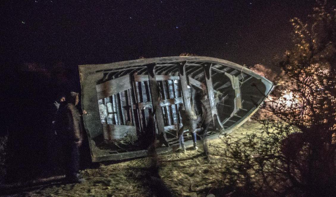 Människosmugglare i västsahariska Dakhla förbereder en båt som ska föra migranter till Kanarieöarna i december 2020. Foto: Mosa'ab Elshamy/AP/TT