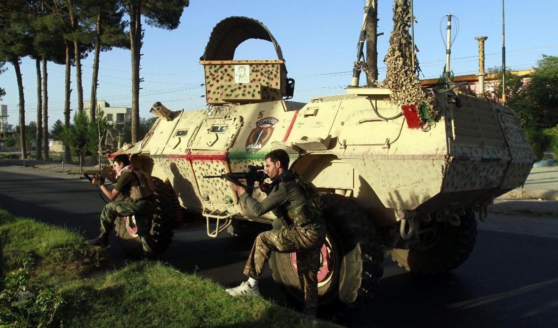Afghanska säkerhetsstyrkor i strid med talibaner. Arkivbild. Foto: Hamed Sarfarazi/AP/TT