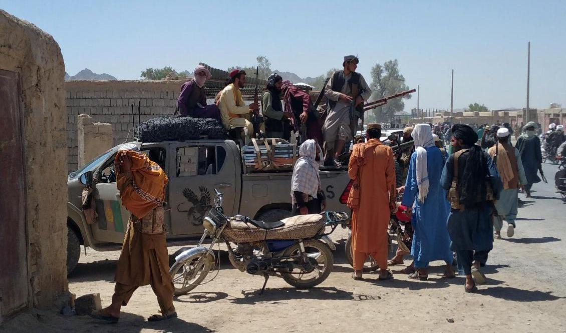 Talibaner patrullerar i provinshuvudstaden Farah, som nyligen intogs av den fundamentalistiska rörelsen. Foto: Mohammad Asif Khan/AP/TT