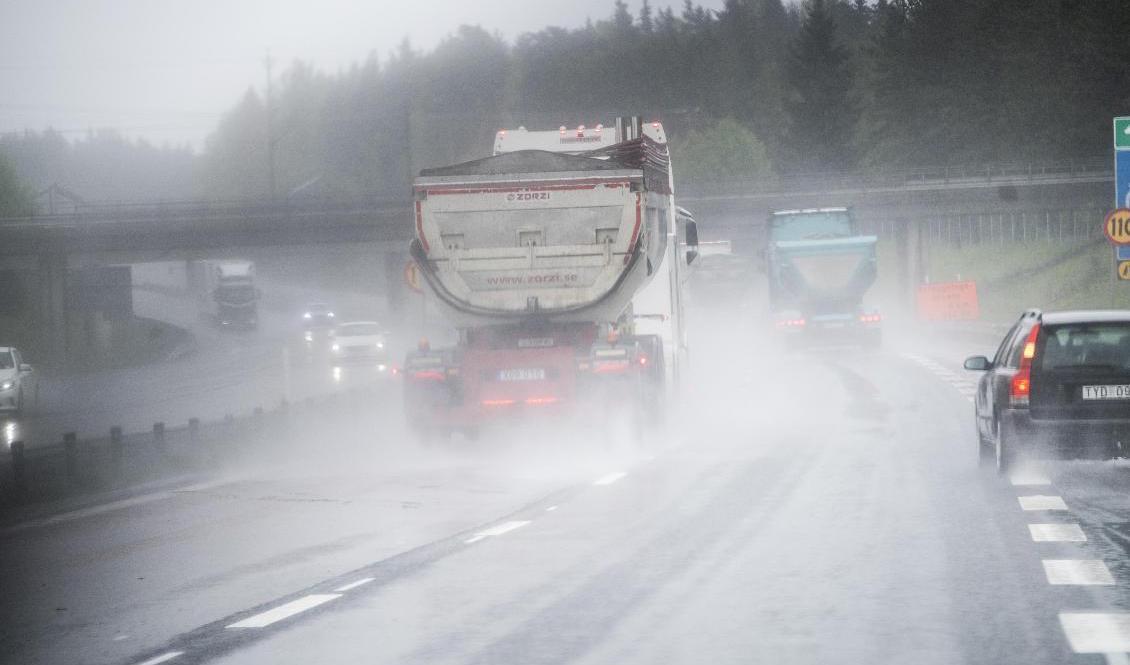 Stora mängder regn faller i stora delar av Sverige. Arkivbild. Foto: Fredrik Sandberg/TT