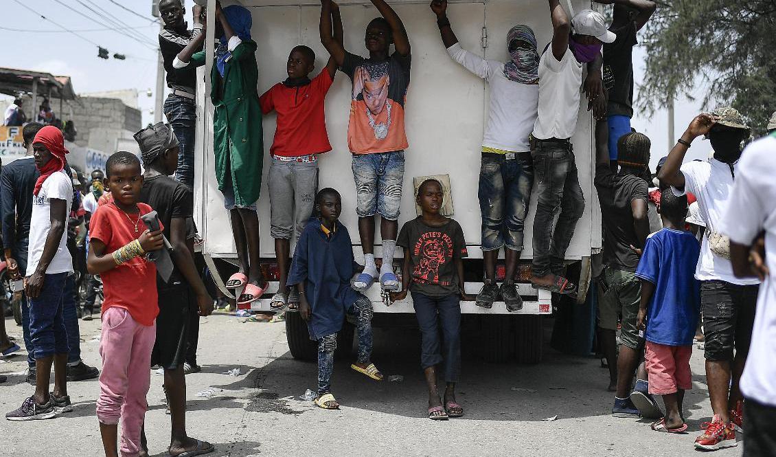 Ungdomar och medlemmar i gänget "G9" vid en manifestation till ära av Haitis mördade president Jovonel Moise i juli. Arkivbild. Foto: Matias Delacroix/AP/TT