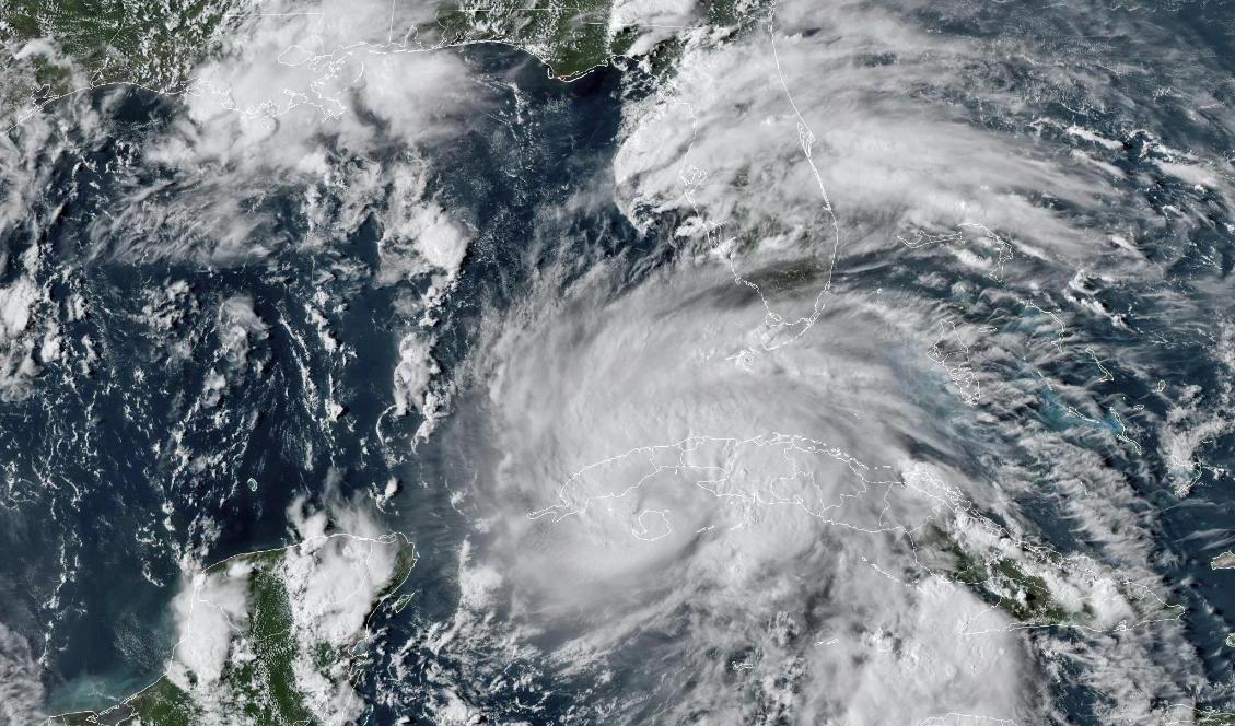 Kategori 1-orkanen korsar västra Kuba under natten mot lördag. Foto: NOAA via AP/TT