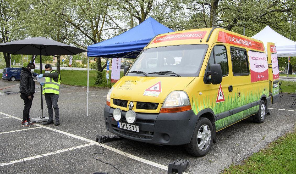 Arbetsgivare bör underlätta så mycket som möjligt för de anställda att vaccinera sig, enligt SKR. På bilden en vaccinationsbuss i Botkyrka. Arkivbild. Foto: Jessica Gow/TT