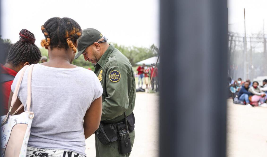 
En gränspolis organiserar en grupp av över 350 illegala migranter efter att de korsat Rio Grande från Mexiko till Del Rio i Texas den 25 juli 2021. Foto: Charlotte Cuthbertson                                            