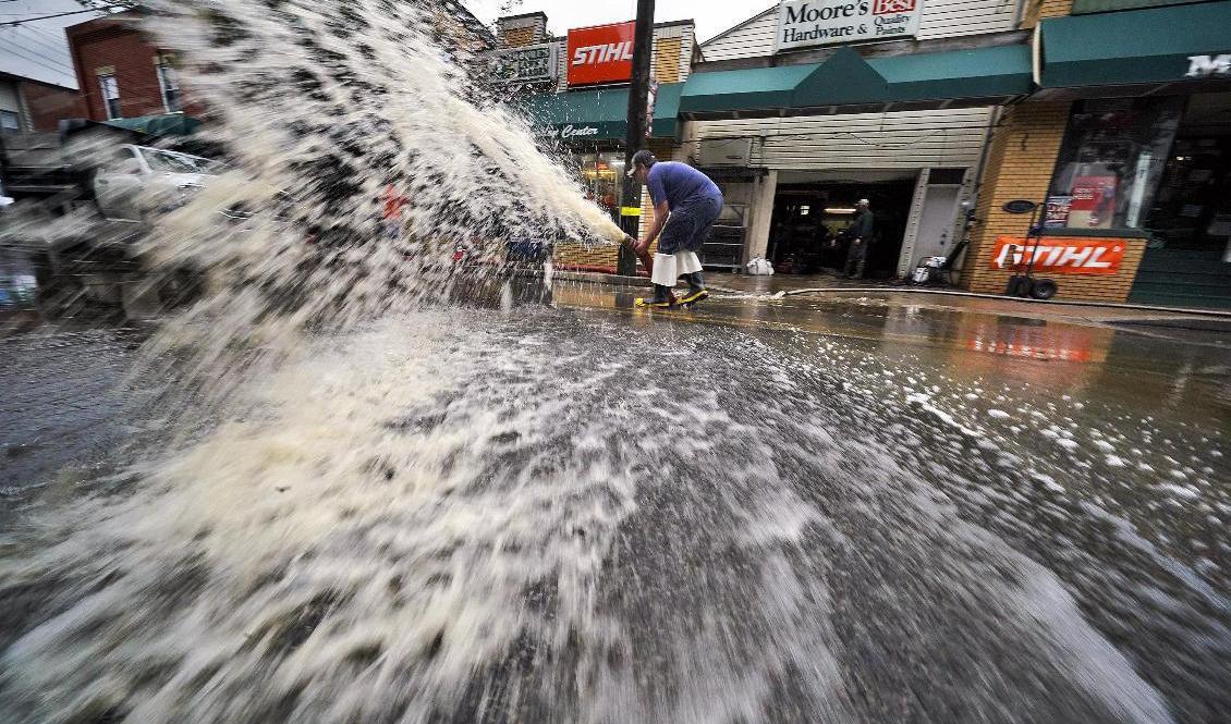 Ida har nått USA:s östkust. På bilden pumpas vatten från en källare i Oakdale i Pennsylvania. Foto: Gene J. Puskar/AP/TT