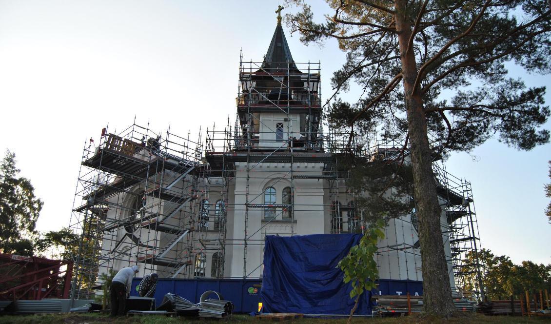 
Jonas Olsson har en förkärlek för restaurering av gamla byggnader. Utmärkelsen Årets plåtslagare fick han bland annat för sitt arbete med Silleruds kyrka. Foto: Svenska kyrkan                                            