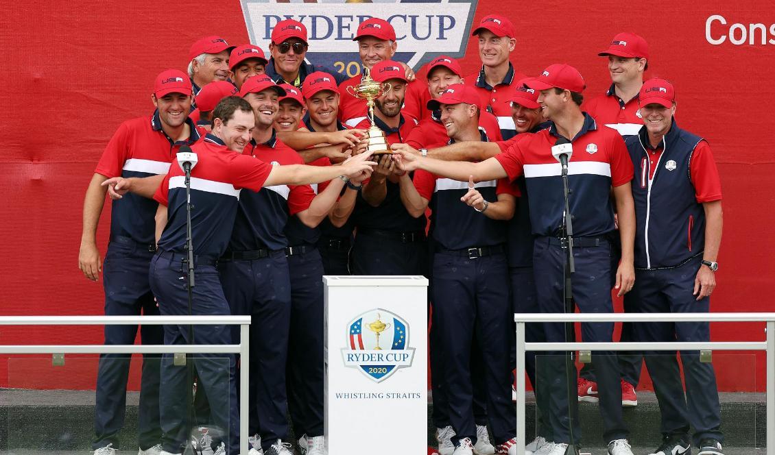 Det amerikanska laget med kaptenen Steve Stricker (längst till höger) i spetsen firar segern i Ryder Cup på Whistling Straits i Wisconsin. Foto: Richard Heathcote/Getty Images

