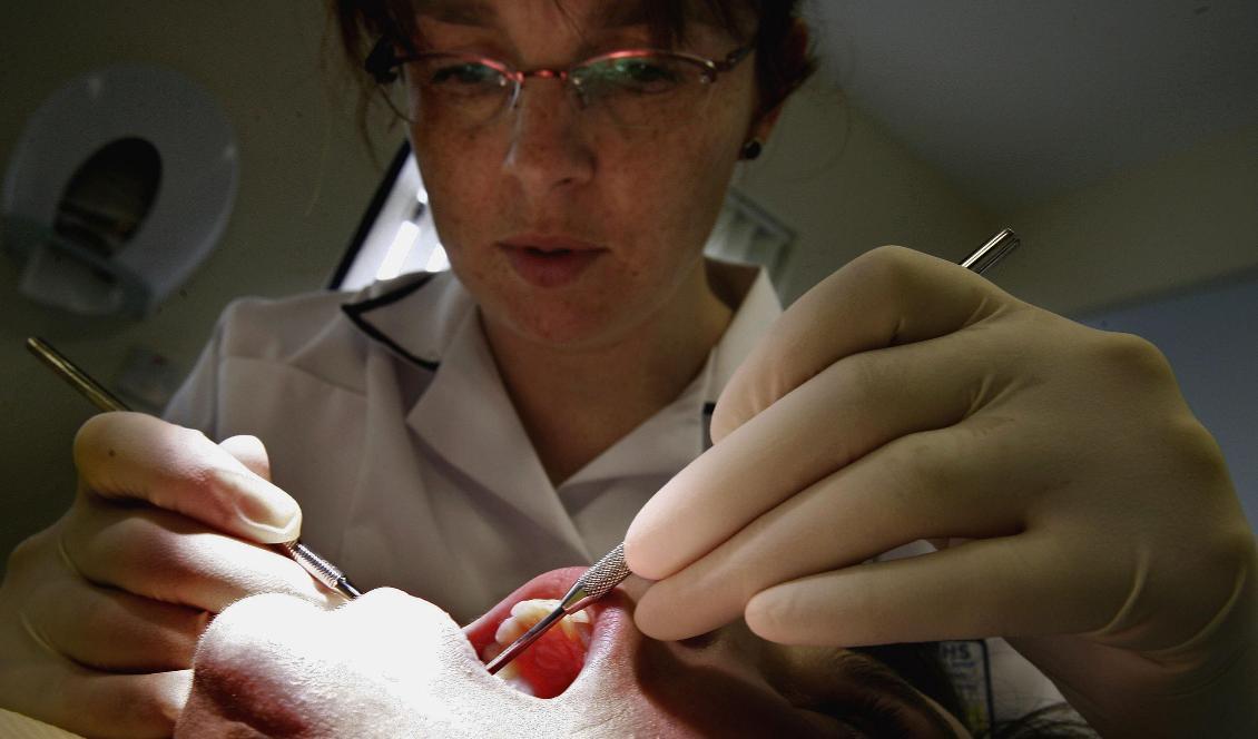 Man ifrågasätter inte en patient i dagens system, men dricker patienten två liter läsk om dagen är det inte konstigt att den får hål i tänderna, skriver debattören. Foto: Jeff J Mitchell/Getty Images
