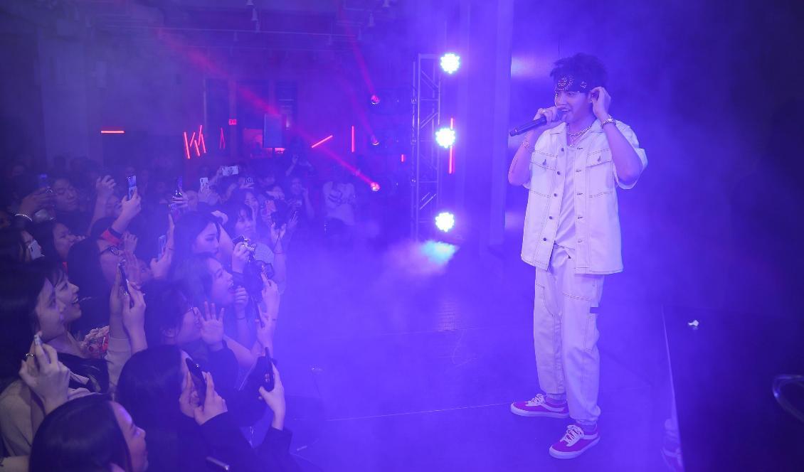 Den kanadensisk-kinesiske artisten Kris Wu framträder i New York, 2018. Han är en av flera kändisar som hamnat i den kinesiska regimens sikte. Foto: Cassidy Sparrow/Getty Images for Interscope Records