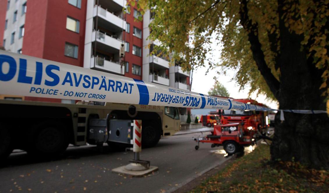 Branden i ett höghus i Gävle är ännu inte under kontroll. Foto: Pernilla Wahlman/TT