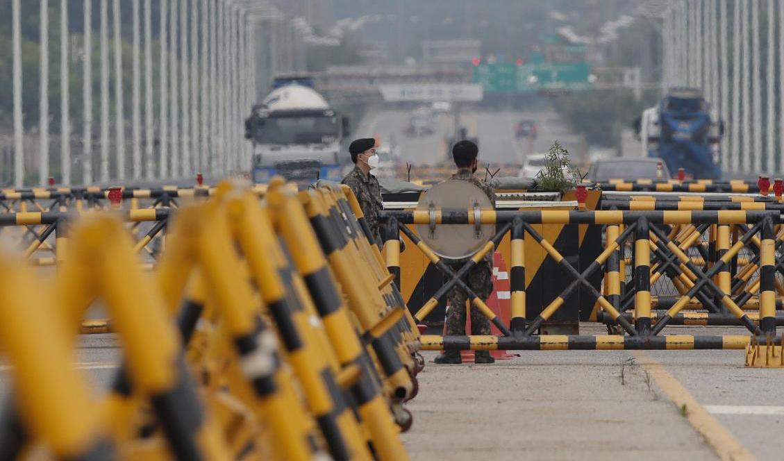 Sydkoreanska soldater vid avspärrningarna vid den avmilitariserade zonen mellan Nordkorea och Sydkorea i juni. Foto: Lee Jin-Man/AP/TT