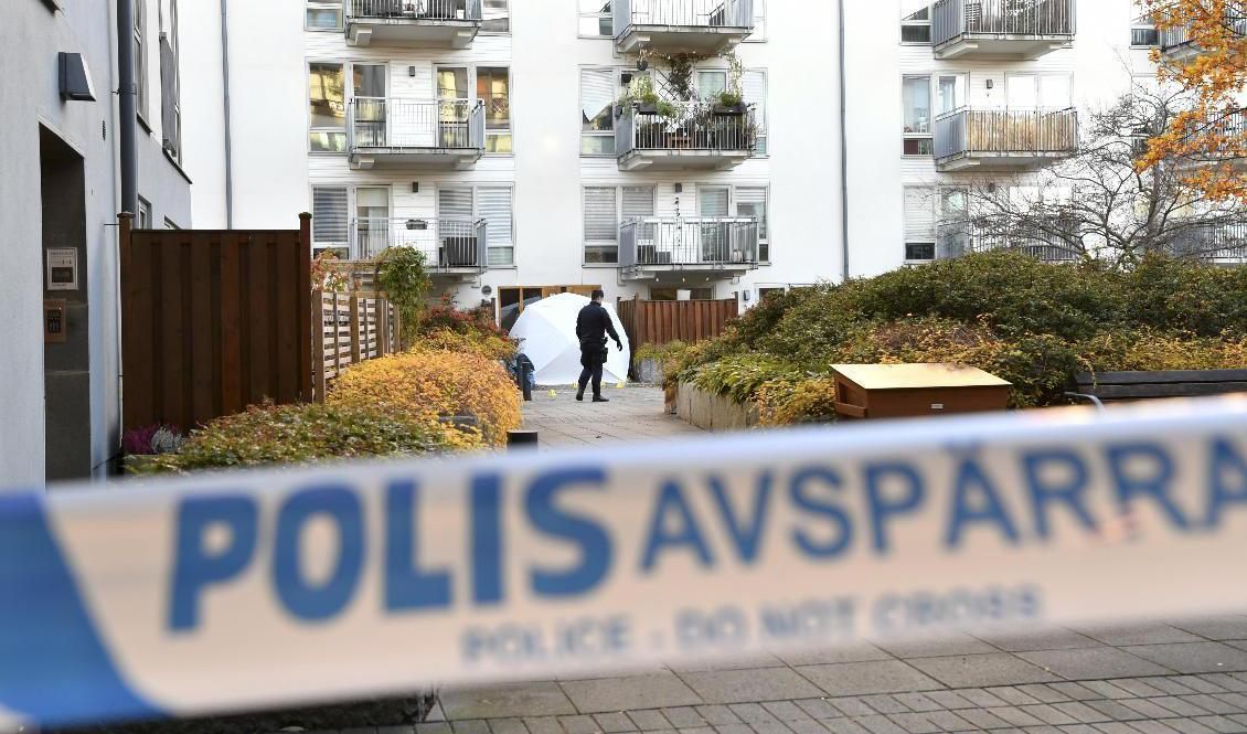Rapparen Einár sköts till döds med flera skott på en innergård i Hammarby sjöstad i Stockholm sen torsdag kväll. Foto: Henrik Montgomery/TT