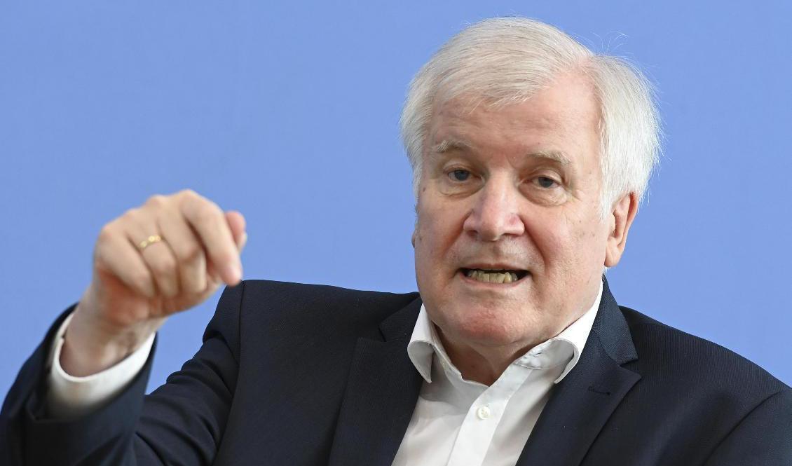 Tysklands inrikesminister Horst Seehofer är beredd att skicka fler poliser till gränsen mot Polen. Arkivbild. Foto: Tobias Schwarz/AP/TT