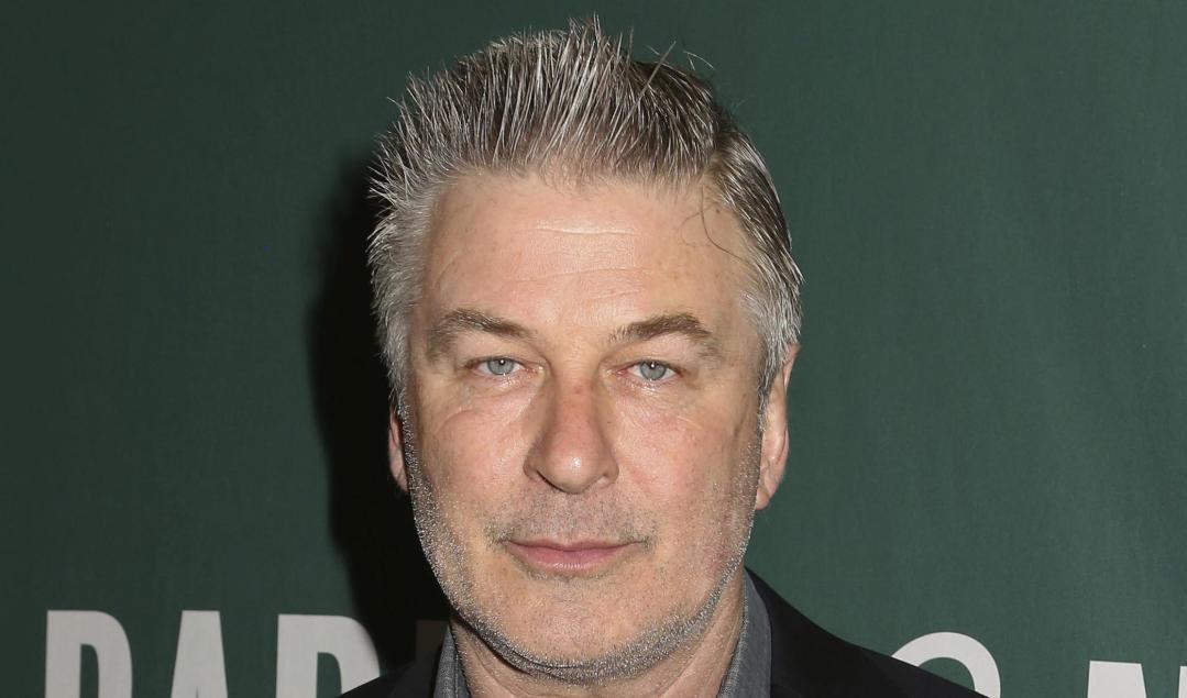 Alec Baldwin uttalar sig efter att fotografen Halyna Hutchins dödades när han av misstag avfyrade ett vapen på en filminspelning. Arkivbild. Foto: Greg Allen/AP/TT