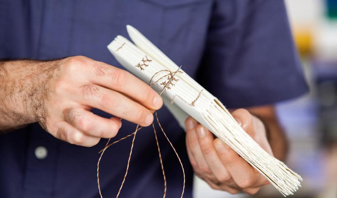 


Vi kan inte på djupet förstå hantverk och skapande utan att utöva det. För att behålla detta kulturarv krävs att vi i samhället har yrkesverksamma hantverkare inom de äldre traditionerna. Foto: Tyler Olson                                                                                                                                    