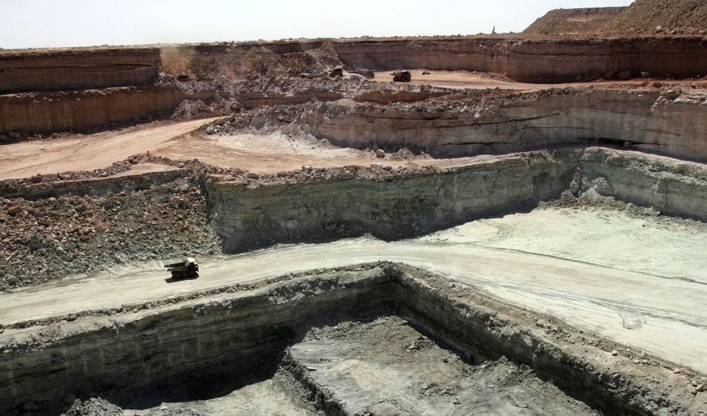 Fordonet är lastat med uranium från Arlit i Niger. Malmen är lätt åtkomlig bara 60 meter från ytan. Foto: Pierre Verdy/AFP via Getty Images