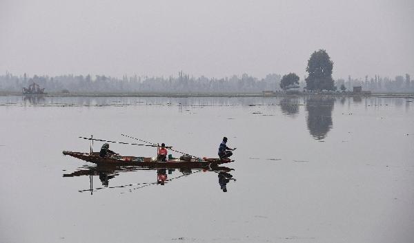 
Människor i en båt på Dal Lake i Srinagar 24 september 2021. Majoriteten av befolkningen i Kashmir är muslimer och har mer gemensamt med Pakistan än med hinduerna. Foto: Tauseef Mustafa/AFP via Getty Images                                            