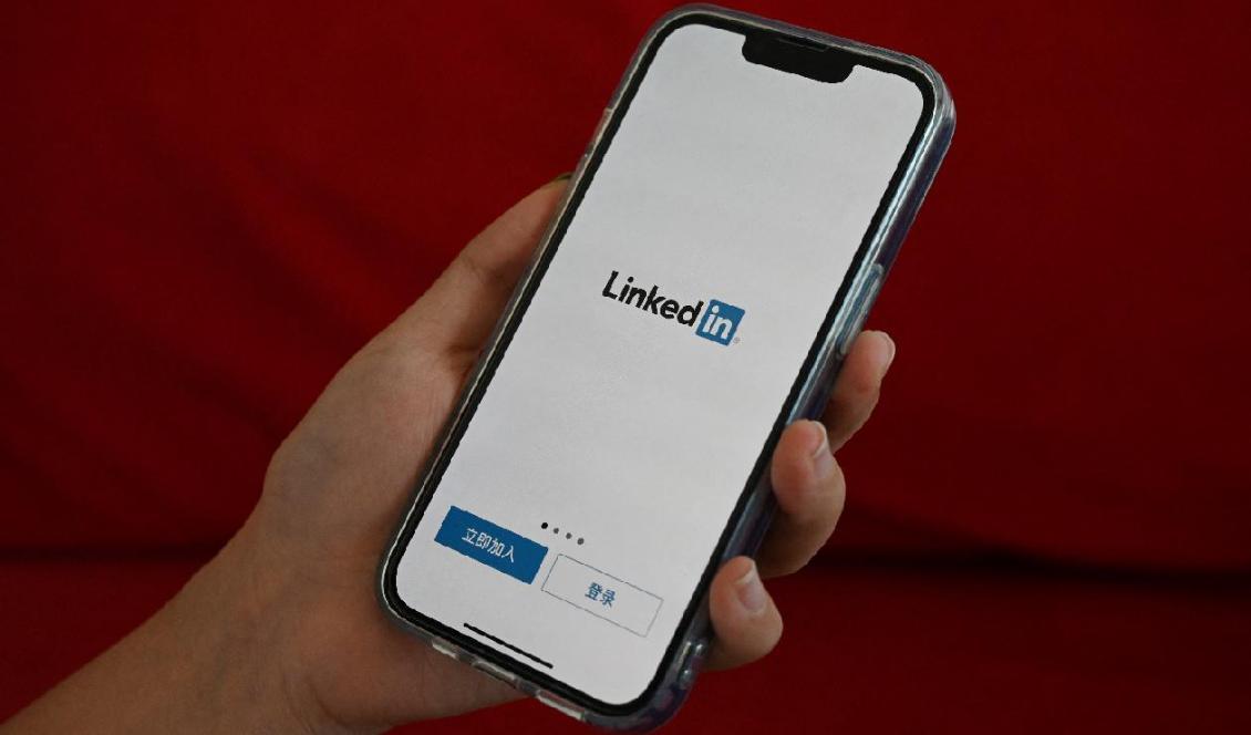 
Linkedin China på en mobiltelefon i Peking dagen efter att Microsoft meddelat att de skall stänga ner appen i Kina. Den 15 oktober 2021. Foto:  Greg Baker /AFP via Getty Images                                            