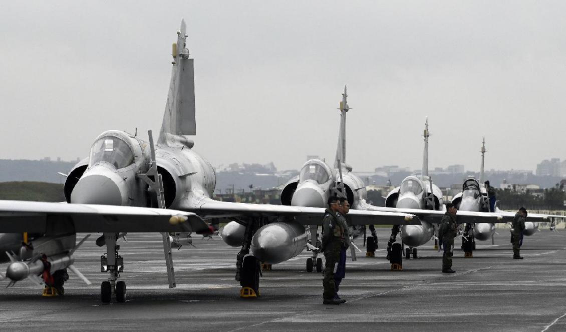 
De senaste flygningarna inleddes den 1 oktober, på 72-årsdagen av den kinesiska kommunistregimens grundande.
Taiwanesiska piloter står bredvid fransktillverkade Miragejaktplan under en årlig övning vid Hsinchu-flygplatsen, den 16 januari 2019. Foto: Sam Yeh/AFP via Getty Images                                            