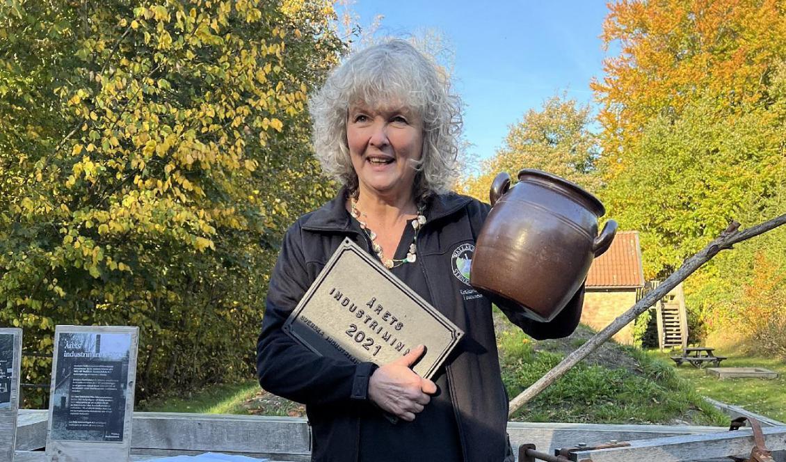 


Det är nu trettio år sedan Åsa Orrmell började rusta upp den gamla stenkärlsfabriken och den 23 oktober mottog hon utmärkelsen ”Årets Industriminne”. Foto: Jennie Sjöholm                                                                                                                                    
