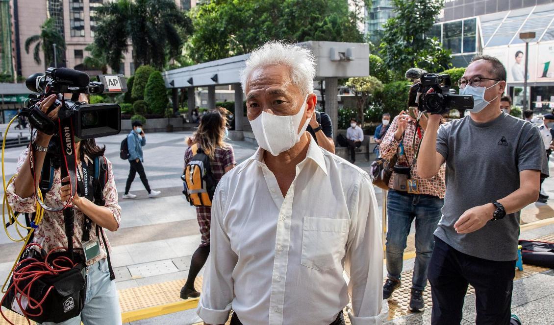 Prodemokratiaktivisten Leung Yiu-chung (i mitten) på väg till domstolen Wan Chai i Hongkong den 1 november 2021. Foto: Isaak Lawrence/AFP via Getty Images
