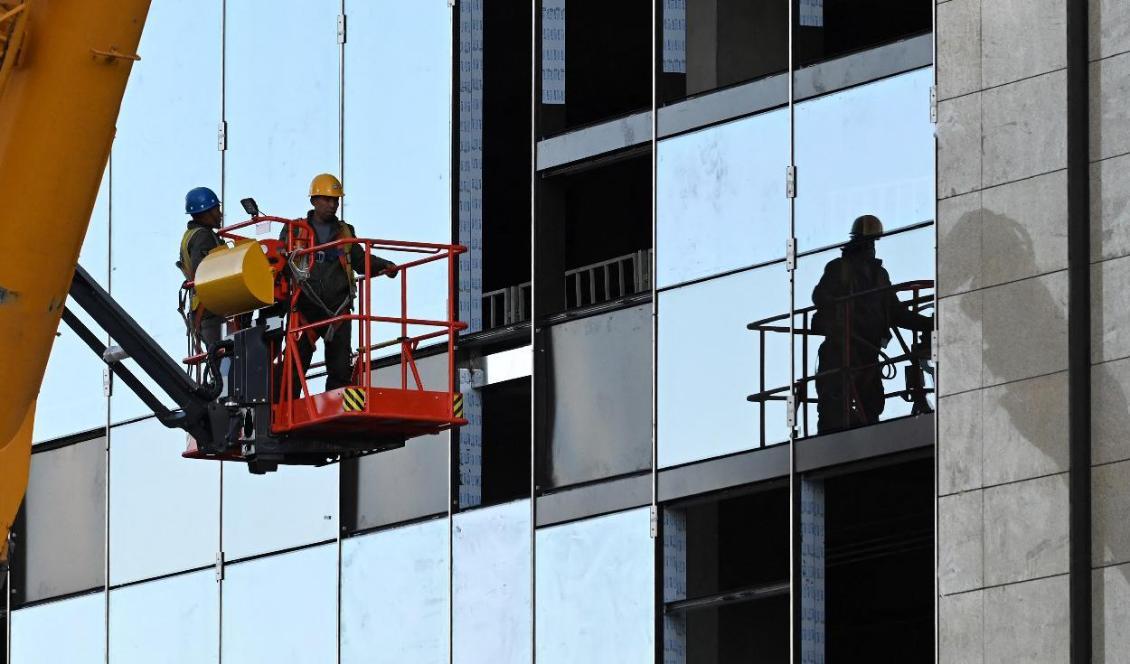 
Kinesiska byggarbetare i Peking, 2021. Den kinesiska fastighetsjätten Evergrandes skuldkris har skapat global oro. Foto: Greg Baker /AFP via Getty Images                                            