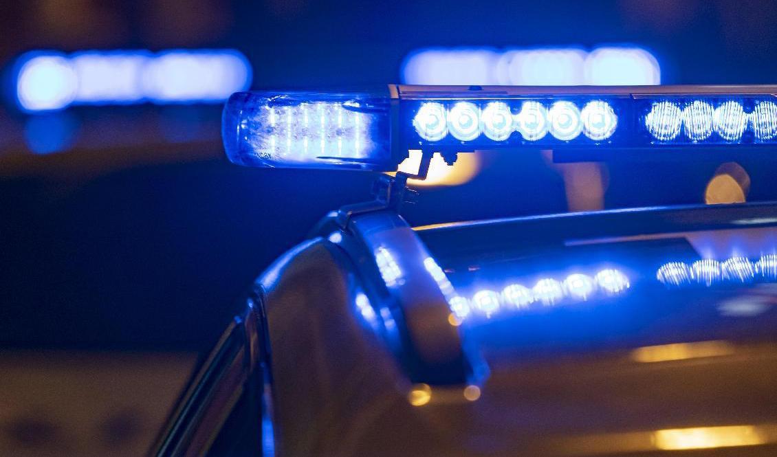 Polisen har ryckt ut till Alby efter att en man fallit flera våningar från en balkong. Arkivbild. Foto: Johan Nilsson/TT