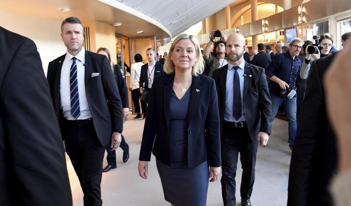 Socialdemokraternas partiledare Magdalena Andersson (S) anländer till statsministeromröstningen i riksdagen. Foto: Jessica Gow/TT