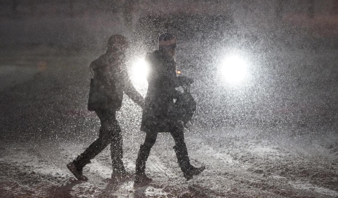 Redan mycket tidigt i morgon väntas ymnigt snöfall längs västkusten. Under tisdagen drar det sedan vidare åt sydost. Arkivbild. Foto: David Zalubowski/AP Photo/TT