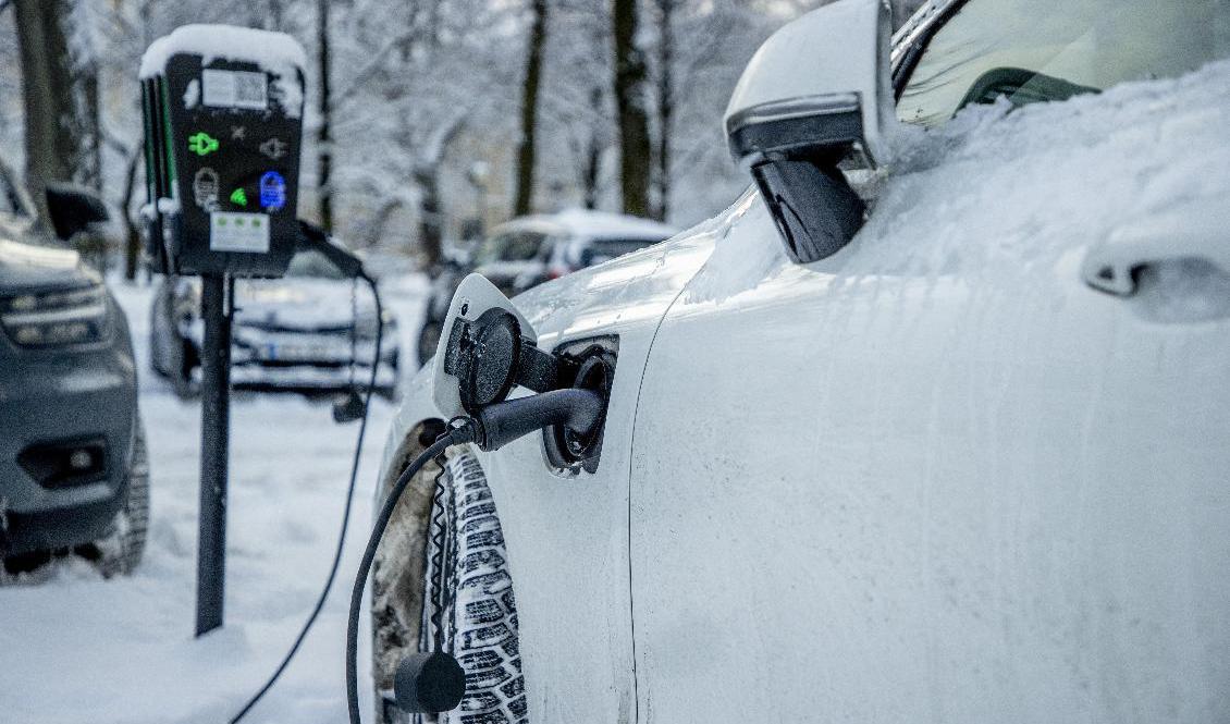 Elbilar i snödrivorna kan låta som ett större problem än det verkligen är. Samtidigt är det ingen tvekan om att kyla och snö minskar elbilarnas räckvidd och det drar ström att hålla värme i kupén om man blir stående. Foto: Adam Ihse/TT