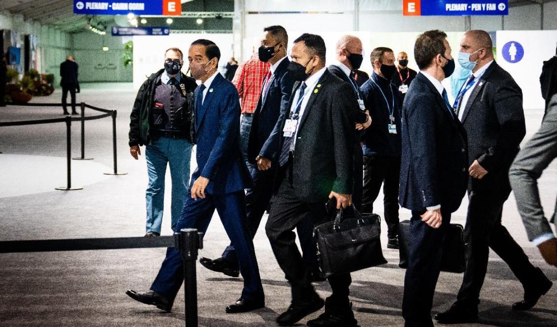 
Indonesiens president Joko Widodo, längst fram till vänster, på väg till ett möte under klimatmötet COP26 den 2 november i Glasgow. Foto: Erin Schaff/Pool/AFP via Getty Images                                            
