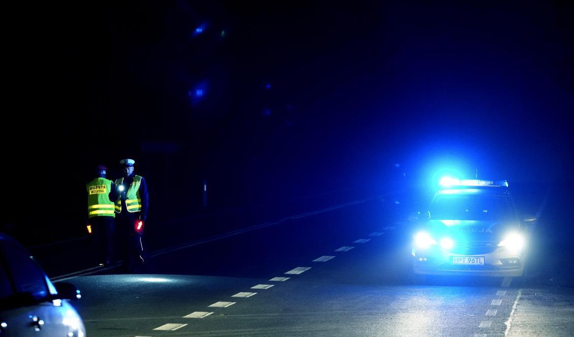 Polska poliser kontrollerar bilar vid gränsen mot Belarus. Foto: Matthias Schrader/AP/TT