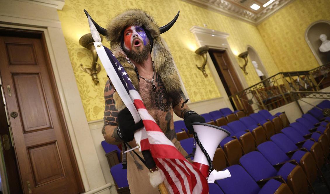 Jacob Chansley, den så kallade Qanon-shamanen, har dömts till fängelse i samband med intrånget i Kapitolium i Washington DC. Foto: Win McNamee/Getty Images