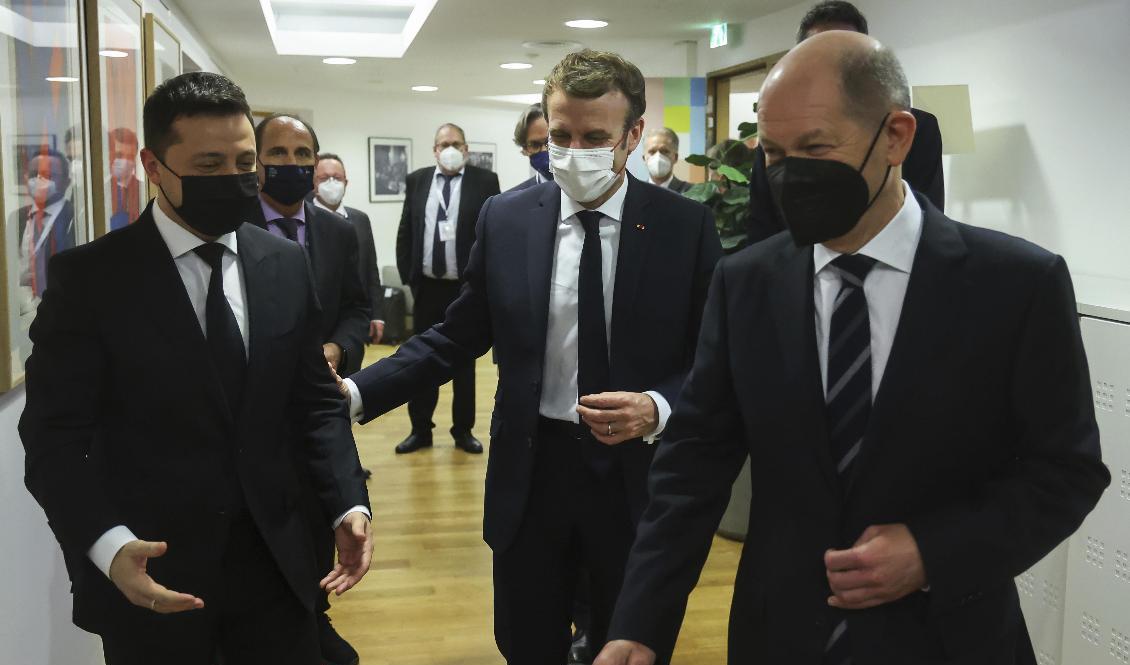 Ukrainas president Volodymyr Zelenskyj, Frankrikes president Emmanuel Macron och Tysklands förbundskansler Olaf Scholz under samtal i Bryssel på onsdagen. Foto: Kenzo Tribouillard/AP/TT